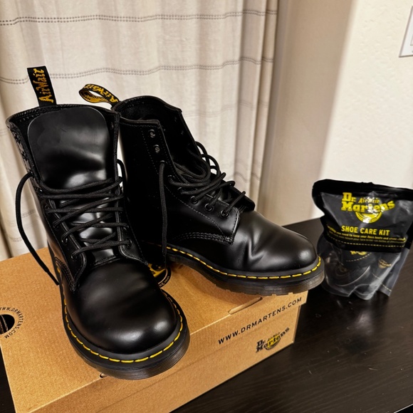 Dr. Martens 1460 Smooth Leather Boots – Womens US 8 - Shoe Care Kit - Picture 2 of 6